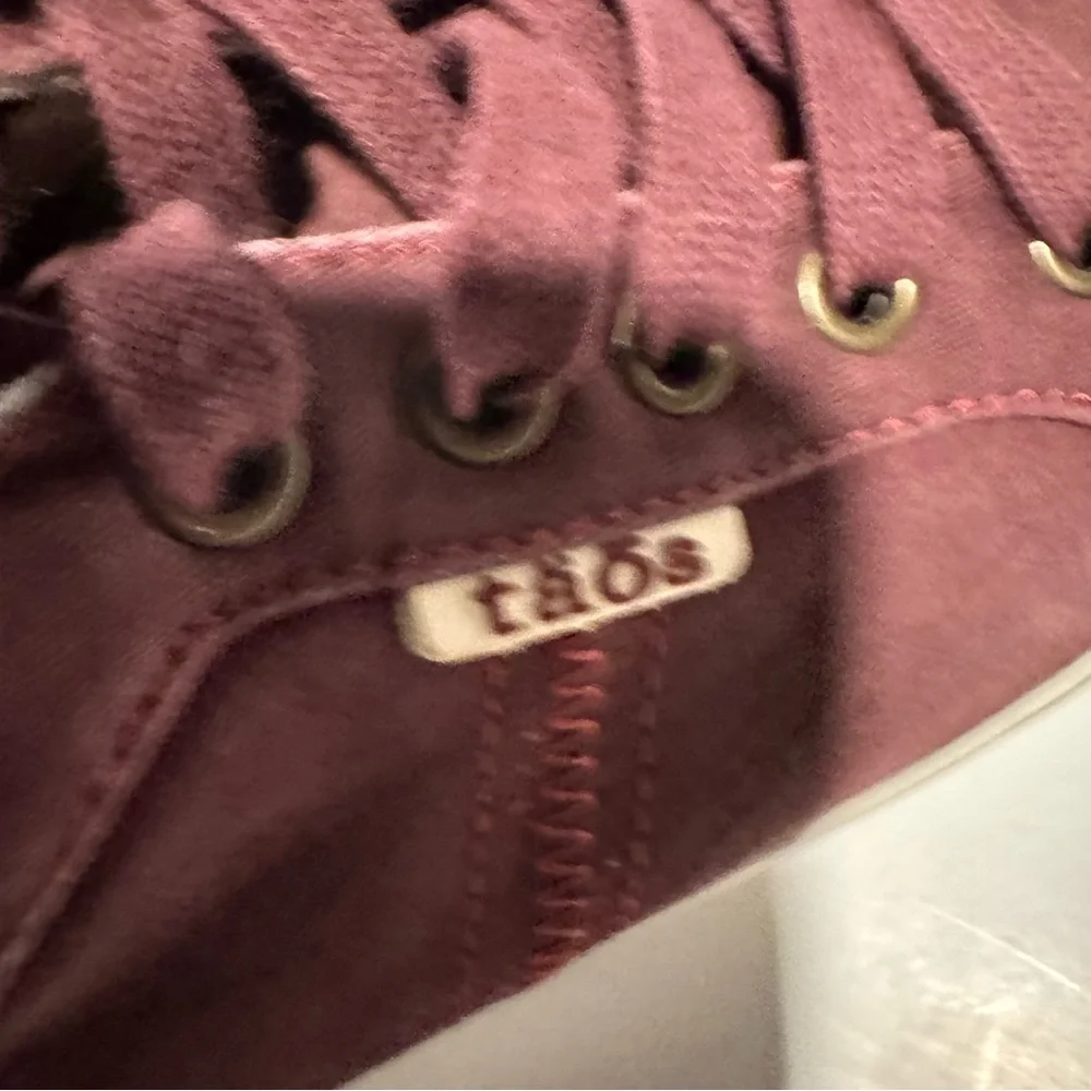 Taos Top Star Distressed Bordeaux Sneaker Size 7.5